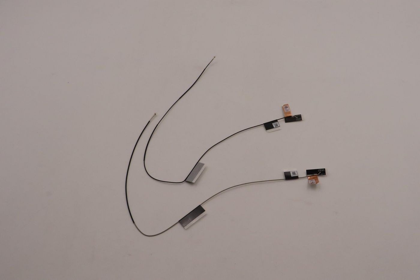 Lenovo NENN FRU Nenn CCY KIS features three thin wires with metallic connectors, one with a white sleeve, set against a plain white background.