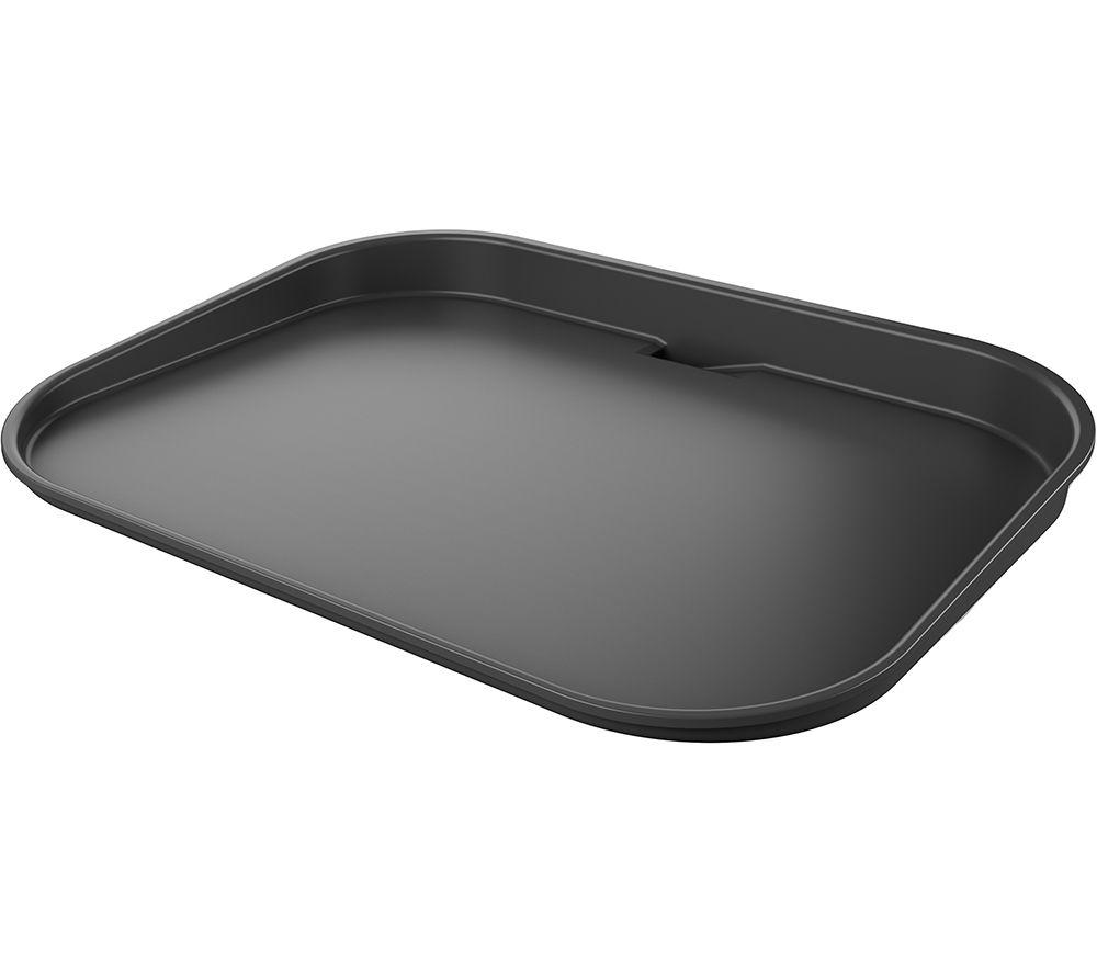 Black flat plate designed for the Ninja XSKGRIDPLTEUK Woodfire Electric BBQ, featuring a smooth surface and slightly raised edges for cooking.
