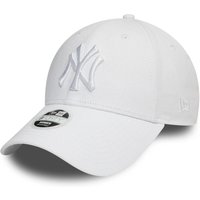 White New York Yankees 9FORTY cap by New Era, featuring embroidered logo and adjustable strap.