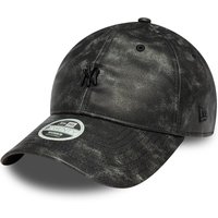 Black worn-look New York Yankees 9TWENTY adjustable cap by New Era with embroidered logo and curved brim.