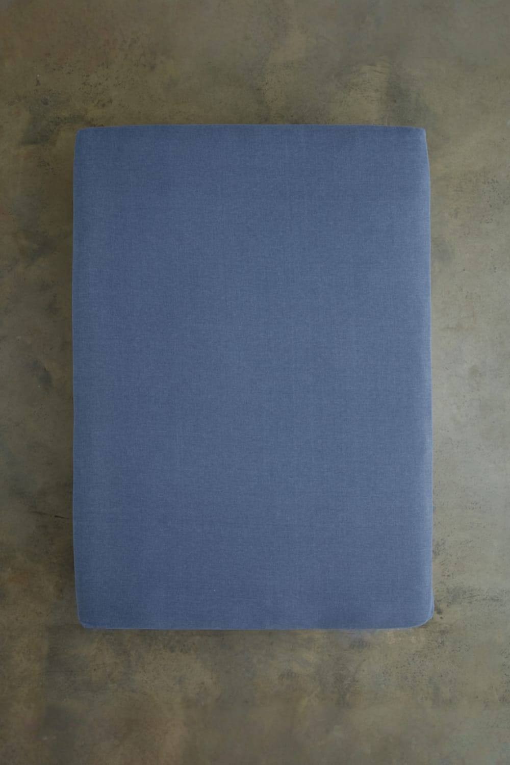 Smooth, soft, and breathable blue fitted sheet from Deyongs, featuring a melange look, designed for a single bed.