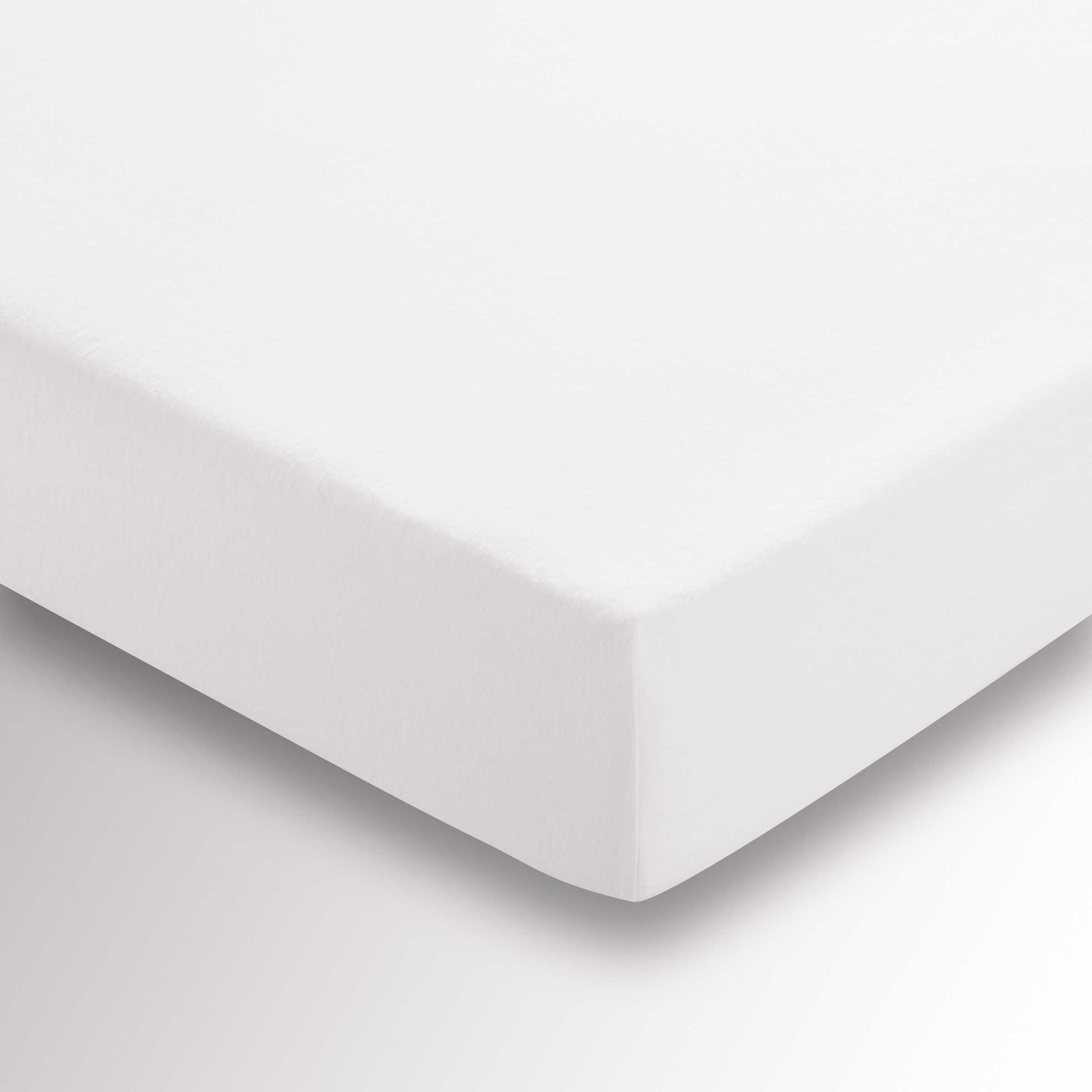 White fitted sheet made of brushed cotton, designed for a king-size mattress, featuring a smooth texture and snug fit.