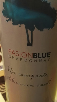 Pasion Blue Chardonnay bottle featuring a blue and white label with a tree silhouette, text in Spanish, and a sleek glass design, holding 75 cl of wine.