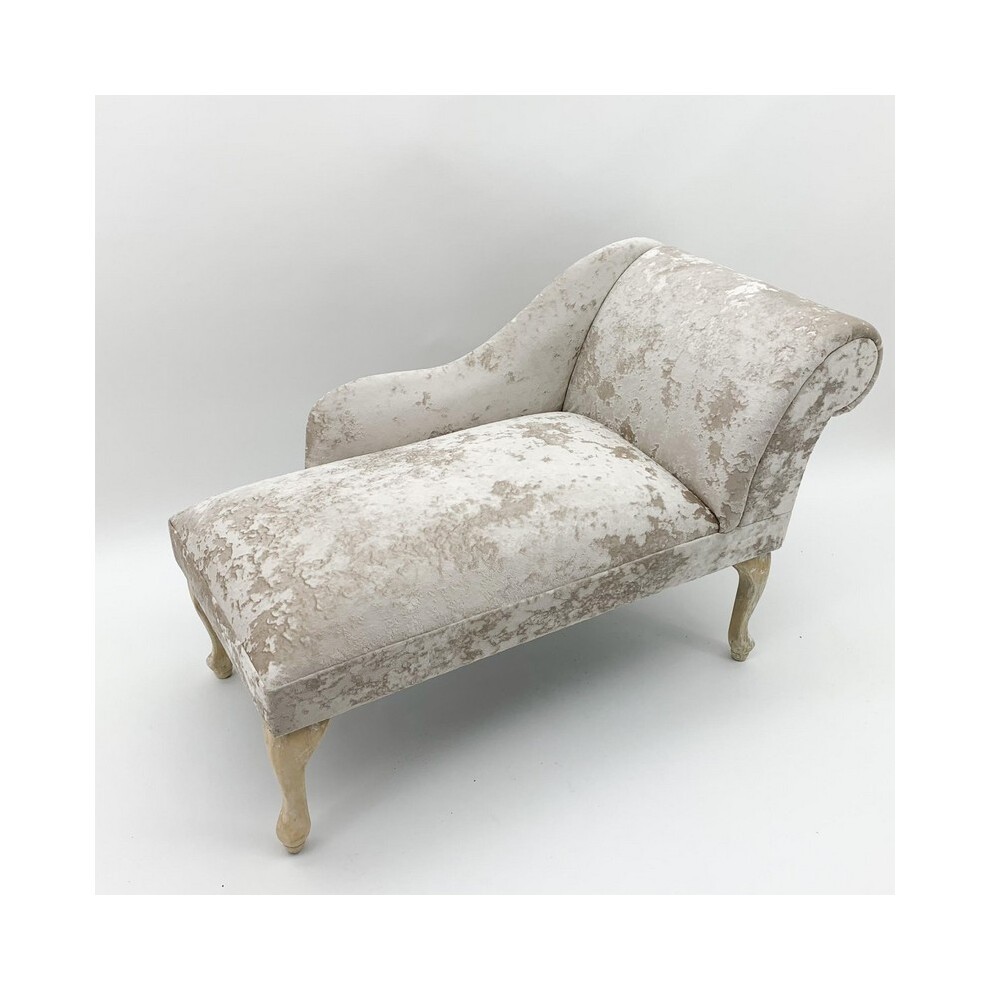 Mini chaise longue in cream crushed velvet, featuring a curved backrest and elegant wooden legs, measuring L46 x W120 x H57 cm.
