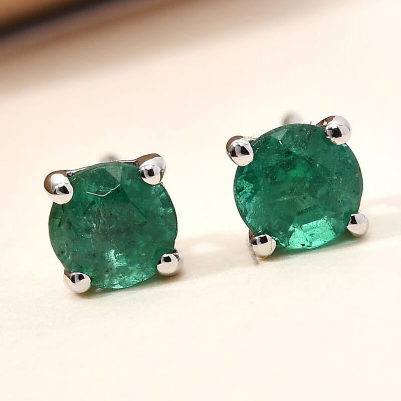 Sambischer Smaragd Ohrstecker in 950 Platin, rund und facettiert, leuchtend grün mit klaren Einschlüsse, in vierkralliger Fassung, ca. 0,99 Ct.