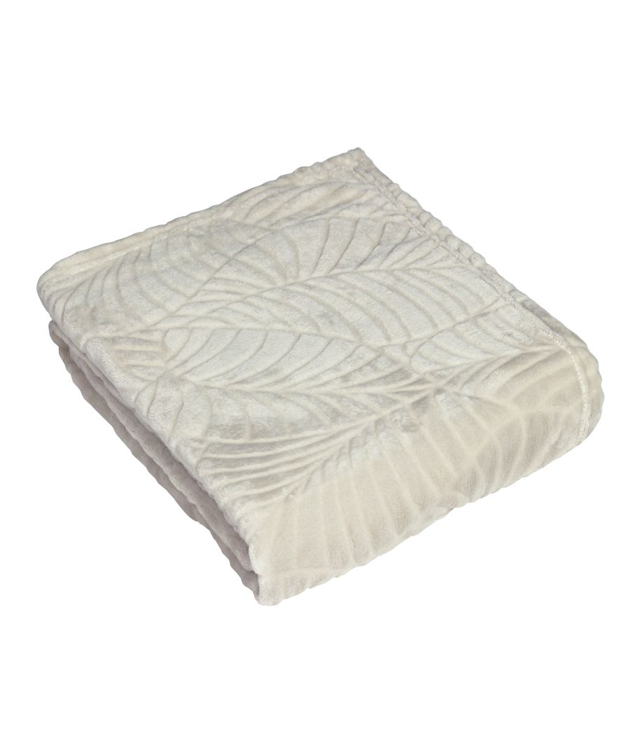 Ecru fleece throw blanket measuring 140 cm x 180 cm, featuring a textured leaf pattern and a soft, cozy appearance, neatly folded.