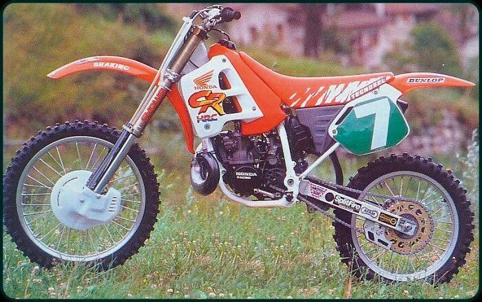 Red and white Tecnosel seat cover designed for Honda CR125 models from 1991-1992, featuring a sleek design with a prominent number 7 on a green background.