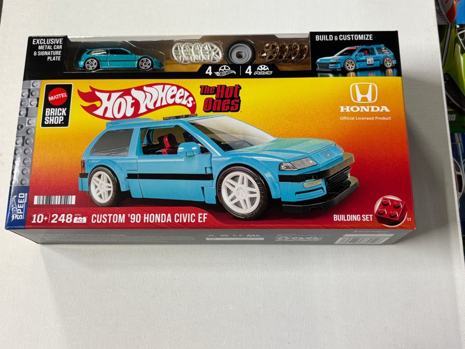 Custom '90 Honda Civic EF model kit in blue, featuring white wheels, detailed packaging, and Hot Wheels branding, includes building pieces and accessories.