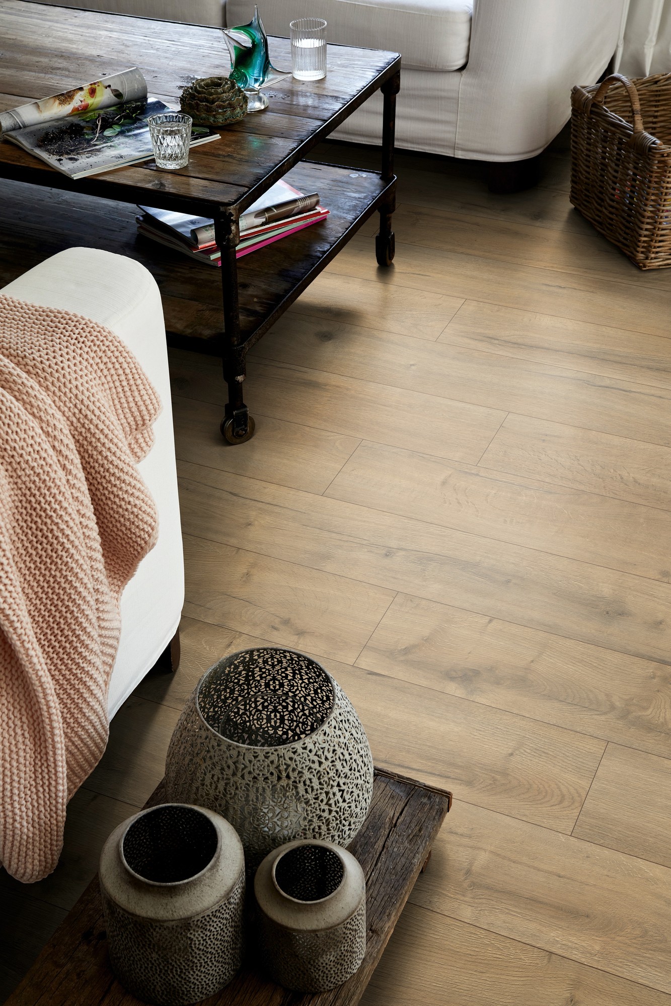 Egger 8mm Laminate Flooring Brown Loja Oak - image 2