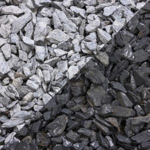 Suburban Stone Blue Slate features a mix of blue, grey, and black angular stones, each approximately 40mm in size, presented in a bulk bag weighing 800kg.