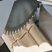 Circular saw blade with 60 sharp teeth, 190mm diameter, cutting through wood, silver finish, by Trend.