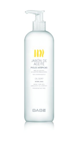 Clear plastic bottle with a pump dispenser, containing 500ml of Babe Laboratorios Oil Soap, labeled in yellow and white, designed for atopic skin.