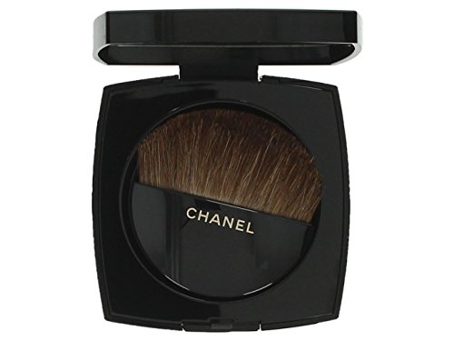 Chanel Les Beiges Healthy Glow Sheer Powder in No. 20 features a sleek black compact with a soft brush inside, ideal for a natural glow and sun protection with SPF 15.
