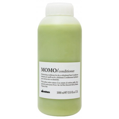 Green plastic bottle of Davines Momo Moisturizing Conditioner, 1000ml, with a white flip-top cap and minimalist label featuring the product name and brand logo.