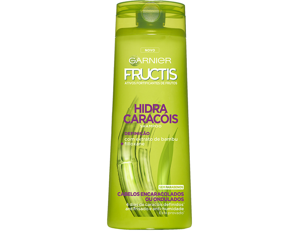 Bright green plastic bottle of Garnier Fructis Hydra Caracóis shampoo, featuring a bamboo extract label and a flip-top cap, designed for curly hair hydration.