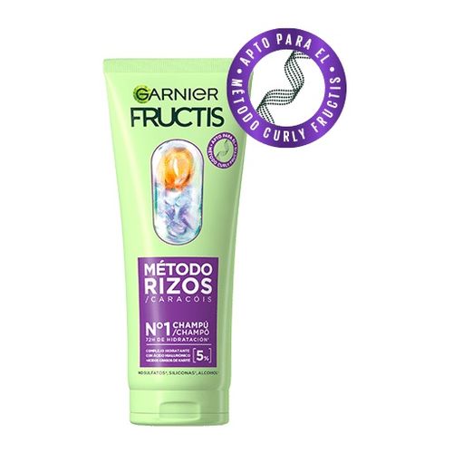 Green tube of Garnier Fructis Método Riccio shampoo, featuring a colorful swirl design, with a purple circular label stating "Apto para el Método Curly Fructis."