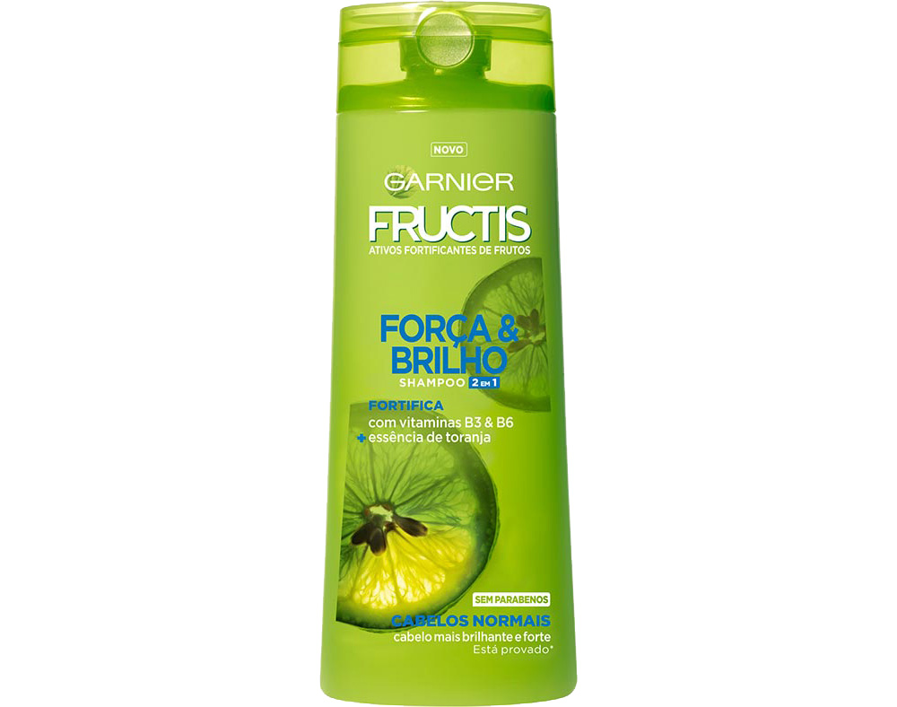 Bright green plastic bottle of Garnier Fructis 2-in-1 shampoo, featuring a yellow cap, with images of citrus fruits and text highlighting "Força & Brilho" and "Cabelos Normais."