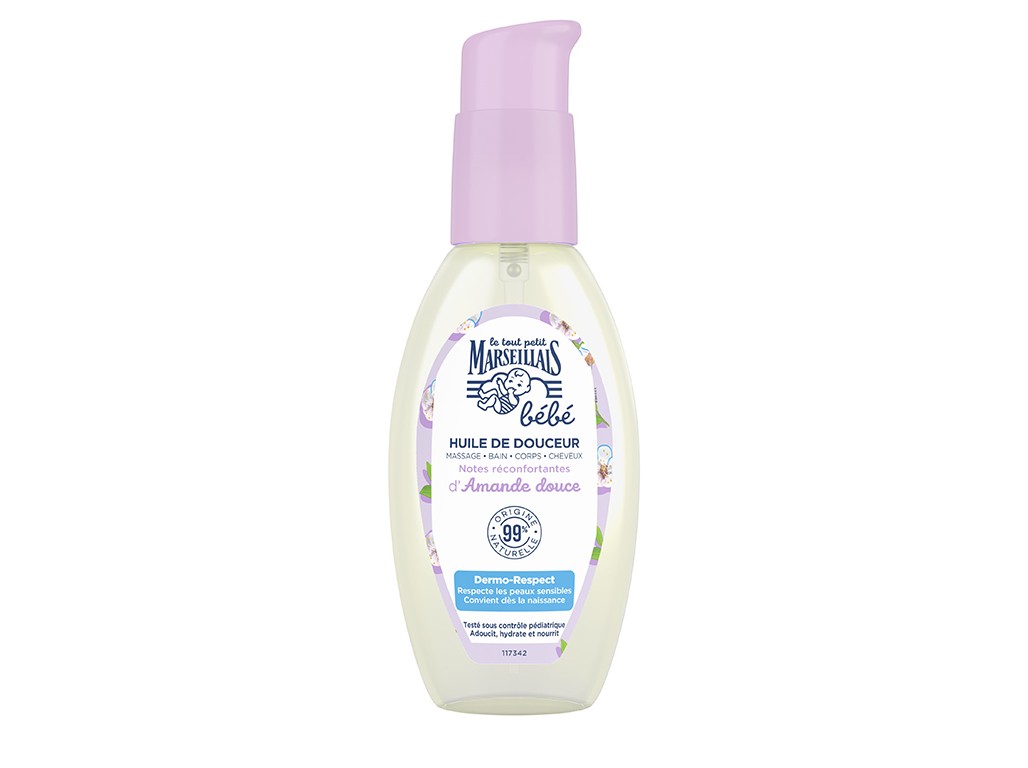 Transparent bottle with a soft purple pump cap, labeled "Óleo Le Petit Marseillais Hidra. Amêndoas Doces 118ml," featuring floral designs and a light, creamy texture.