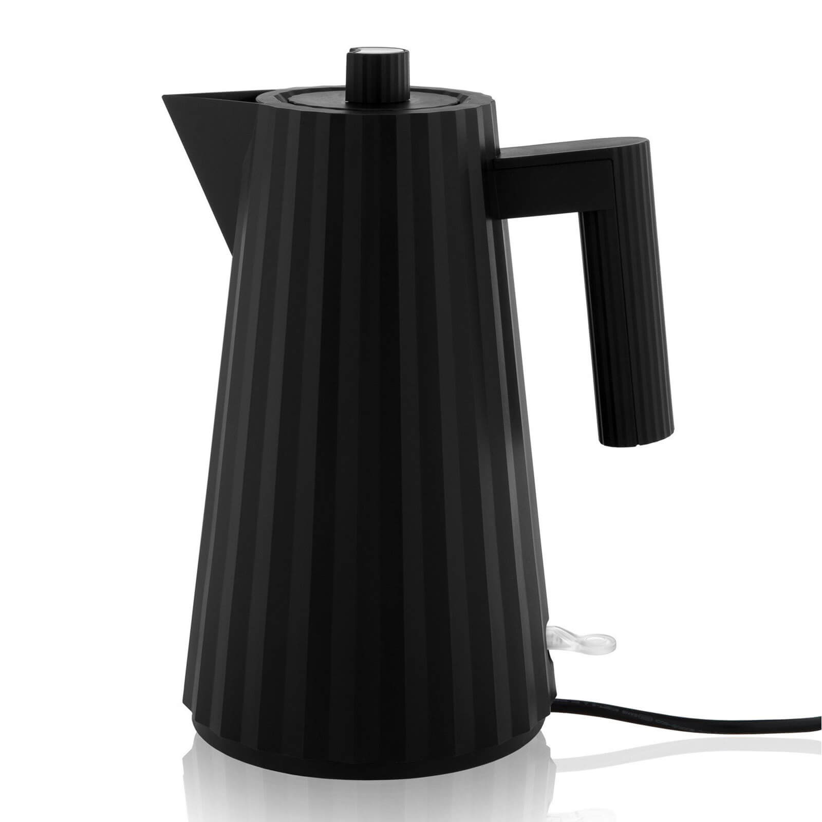 Black electric kettle made of thermoplastic resin, featuring a ribbed design, a spout, a handle, and a knob on top, with an English plug and a capacity of 170 cl.