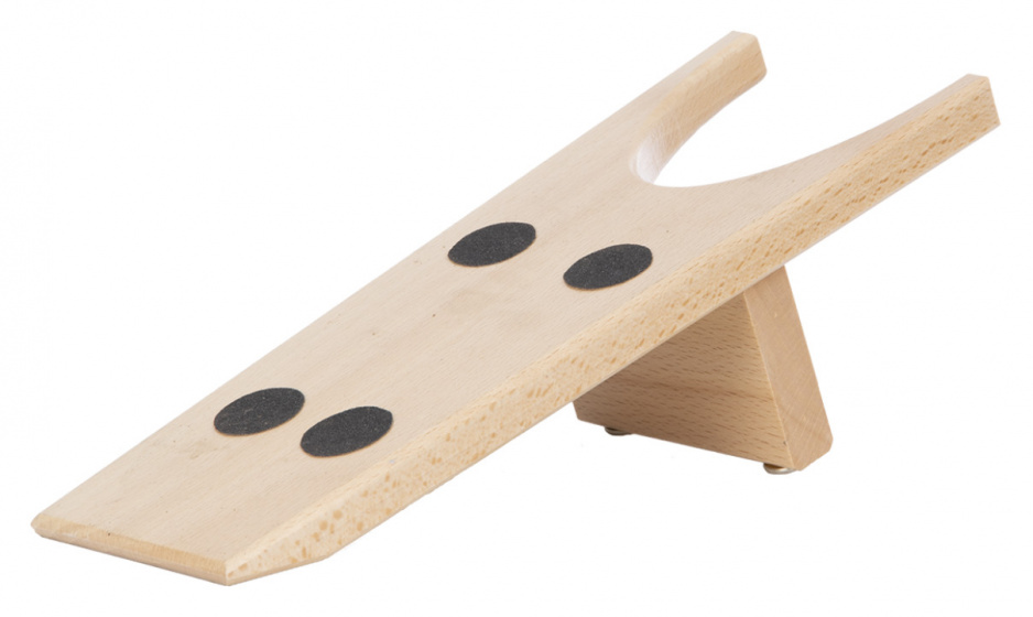 Natural wood bootleg with a smooth finish, featuring a sloped design, three black rubber pads for grip, and a sturdy triangular base, measuring 32.3 x 11.2 x 9.1 cm.