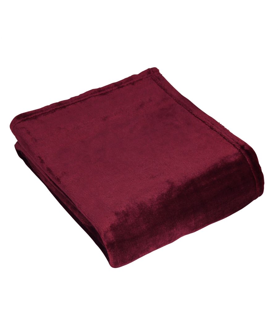 Soft berry-colored fleece throw blanket, measuring 140 cm x 180 cm, featuring a smooth texture and neatly stitched edges.