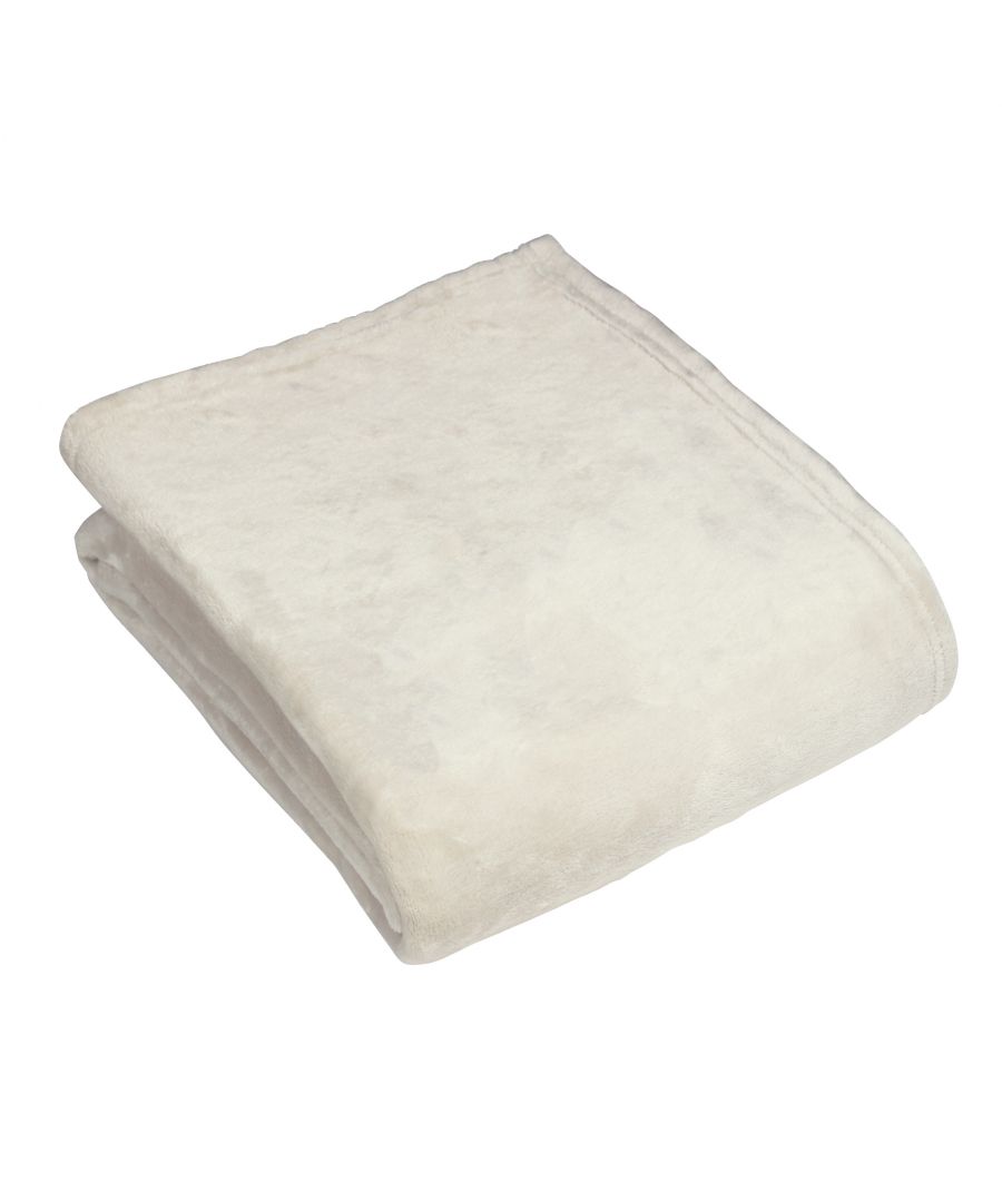 Ecru fleece throw blanket, measuring 140 cm x 180 cm, features a soft texture and a neatly folded design, perfect for cozying up or adding warmth to decor.