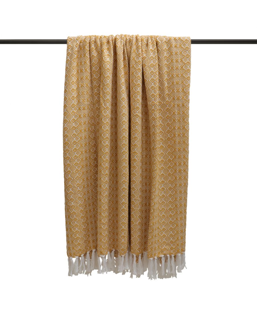 Ochre-colored cotton throw measuring 130 cm x 180 cm, featuring a geometric pattern and white fringed edges, elegantly draped on a hanger.