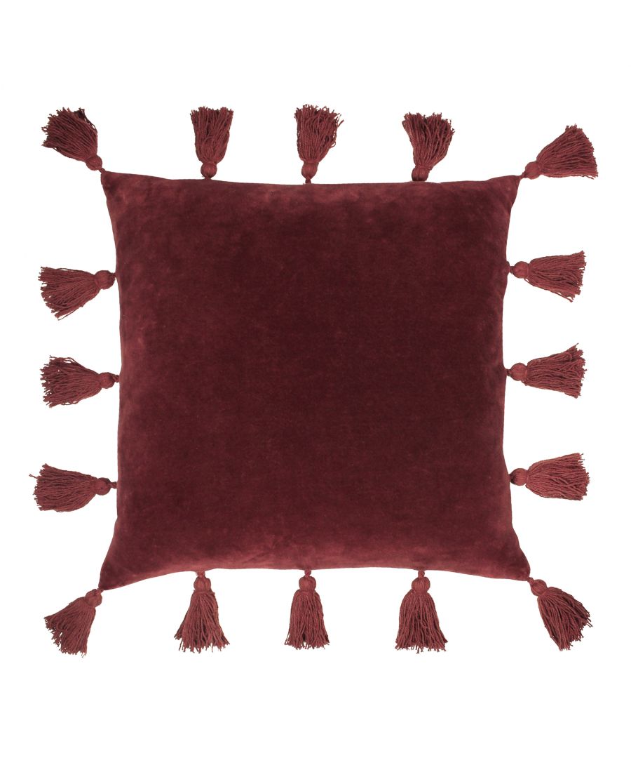 Berry-colored cotton cushion measuring 45 cm x 45 cm, featuring a soft texture and decorative tassels on each corner.