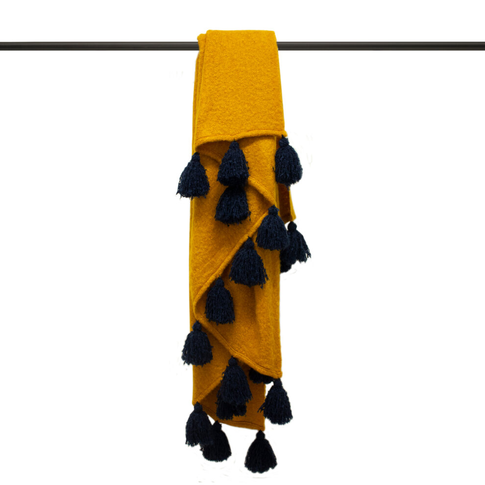 Gold throw blanket with navy tassels, made from soft material, featuring a cozy texture and decorative fringed edges, measuring 130x180 cm.