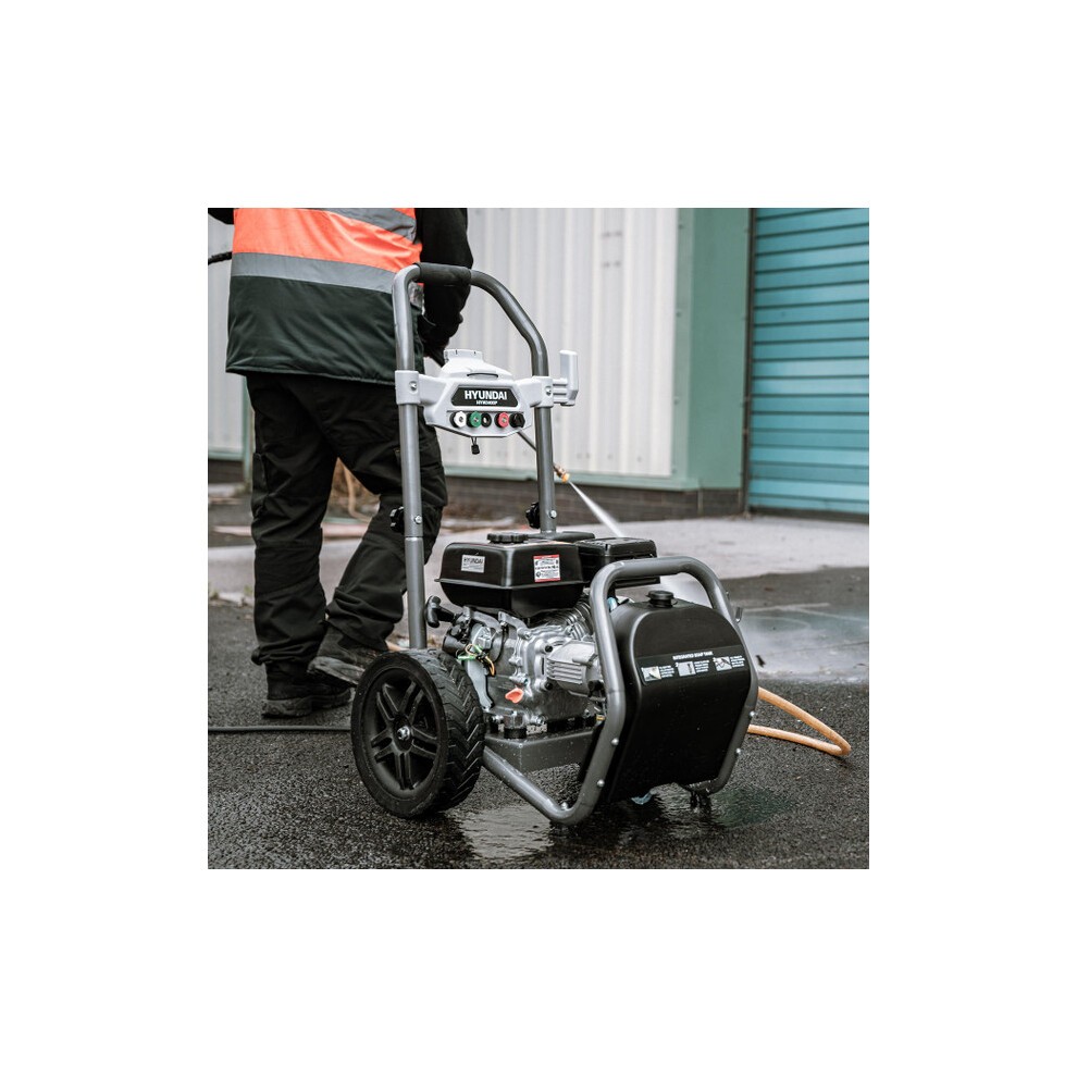 Hyundai 3400psi / 234 bar 209cc Petrol Pressure Washer, 9L/min, 10m Hose &amp; Detergent Tank - image 3