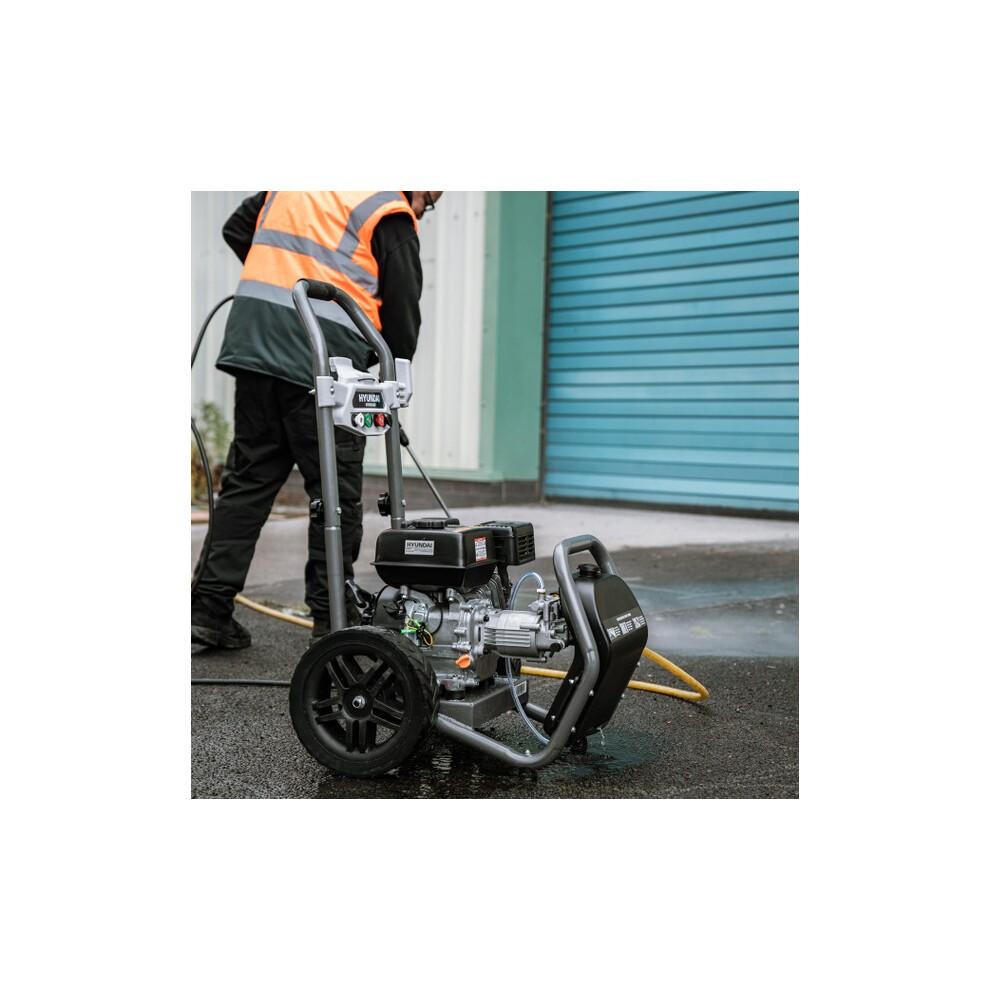 Hyundai 3400psi / 234 bar 209cc Petrol Pressure Washer, 9L/min, 10m Hose &amp; Detergent Tank - image 5