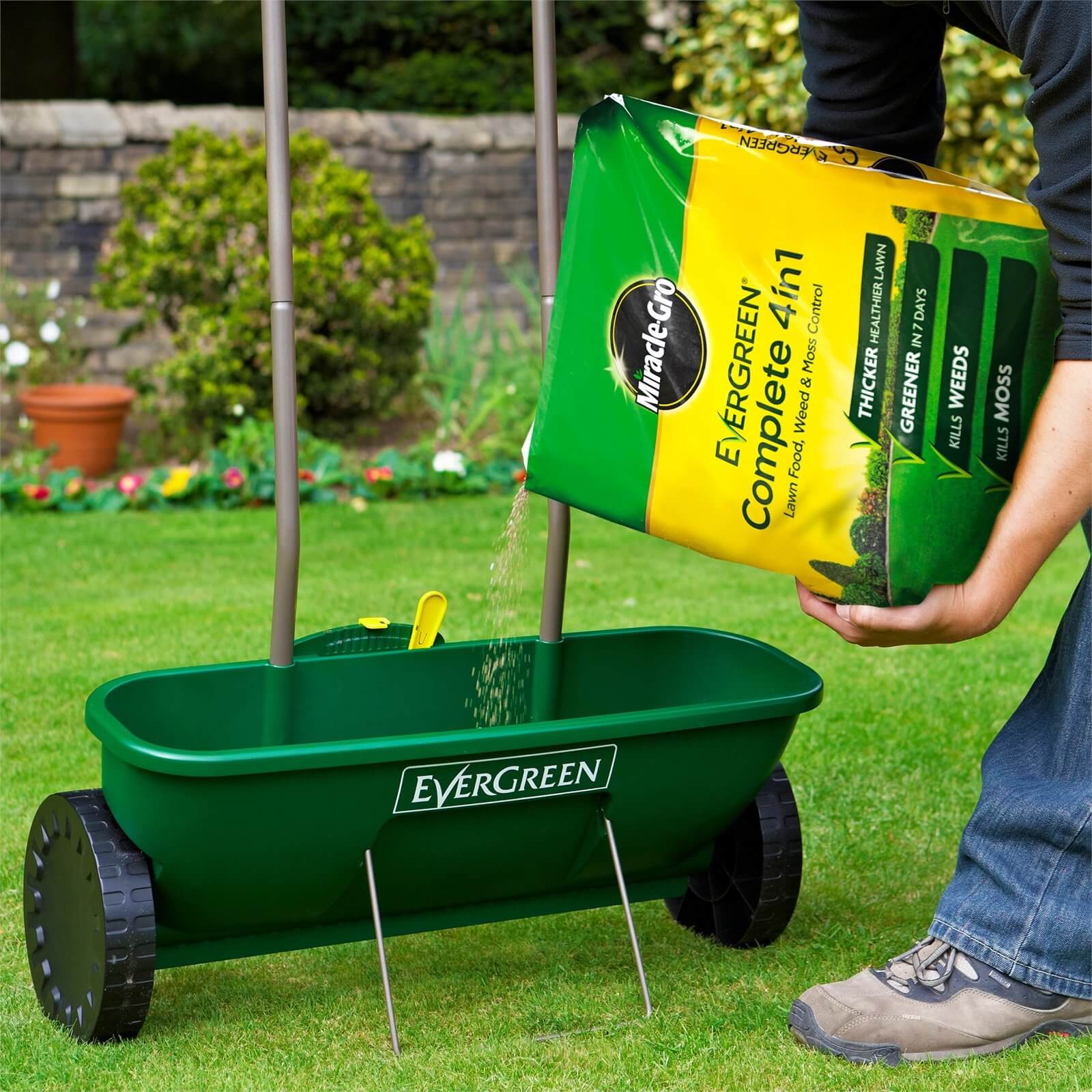 Miracle-Gro Evergreen Complete 4 in 1 Lawn Food 12.6kg - image 4