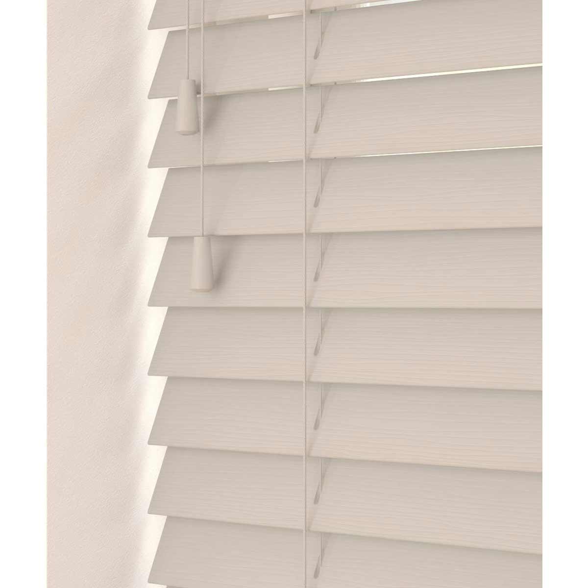 Fine grain, cloud-colored blinds with yellow strings, measuring 70cm, featuring horizontal slats for light control and privacy.