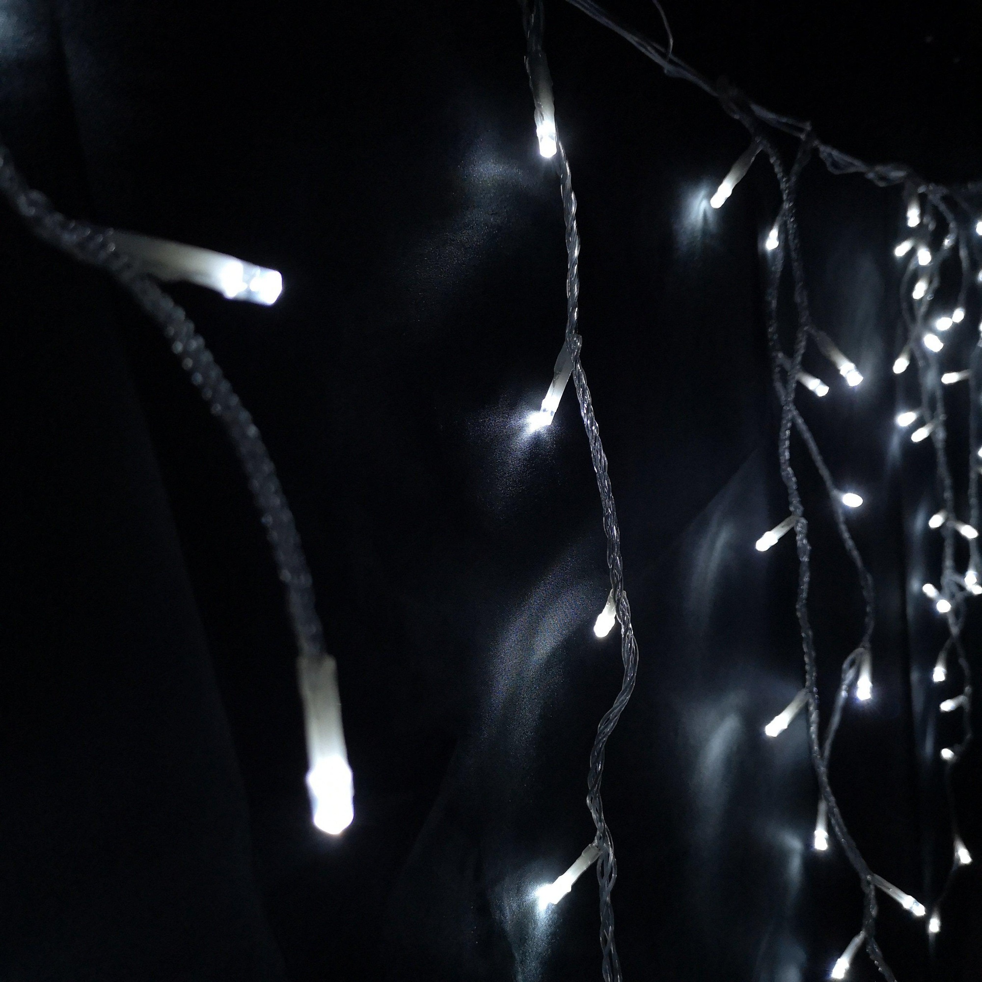 300 LED icicle lights in cool white, measuring 7.5 meters, featuring a clear plastic wire with eight lighting functions, ideal for outdoor Christmas decoration.