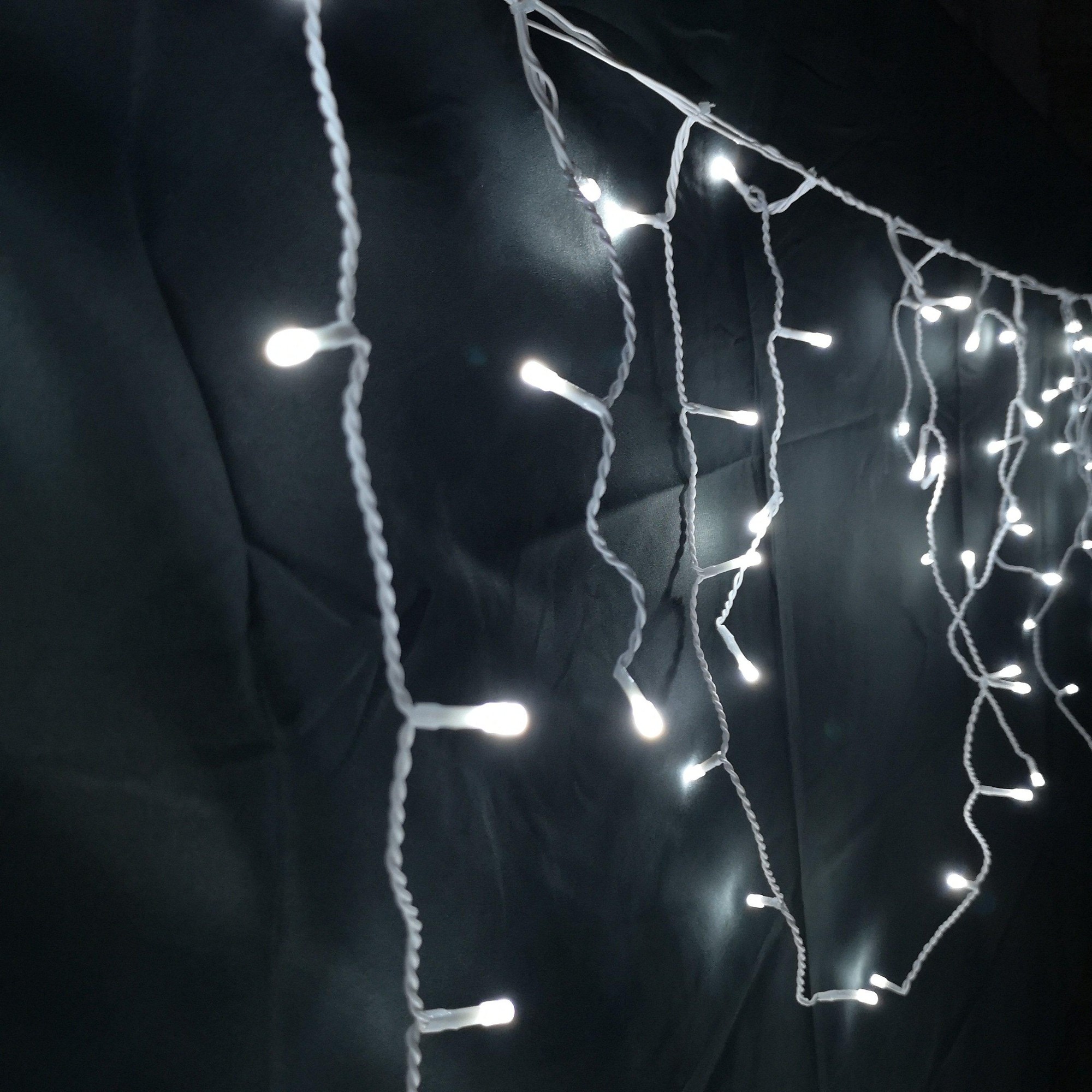 Premier 640 LED 16M icicle lights in cool white, featuring 8 functions, with a white cable, designed for outdoor Christmas decoration.