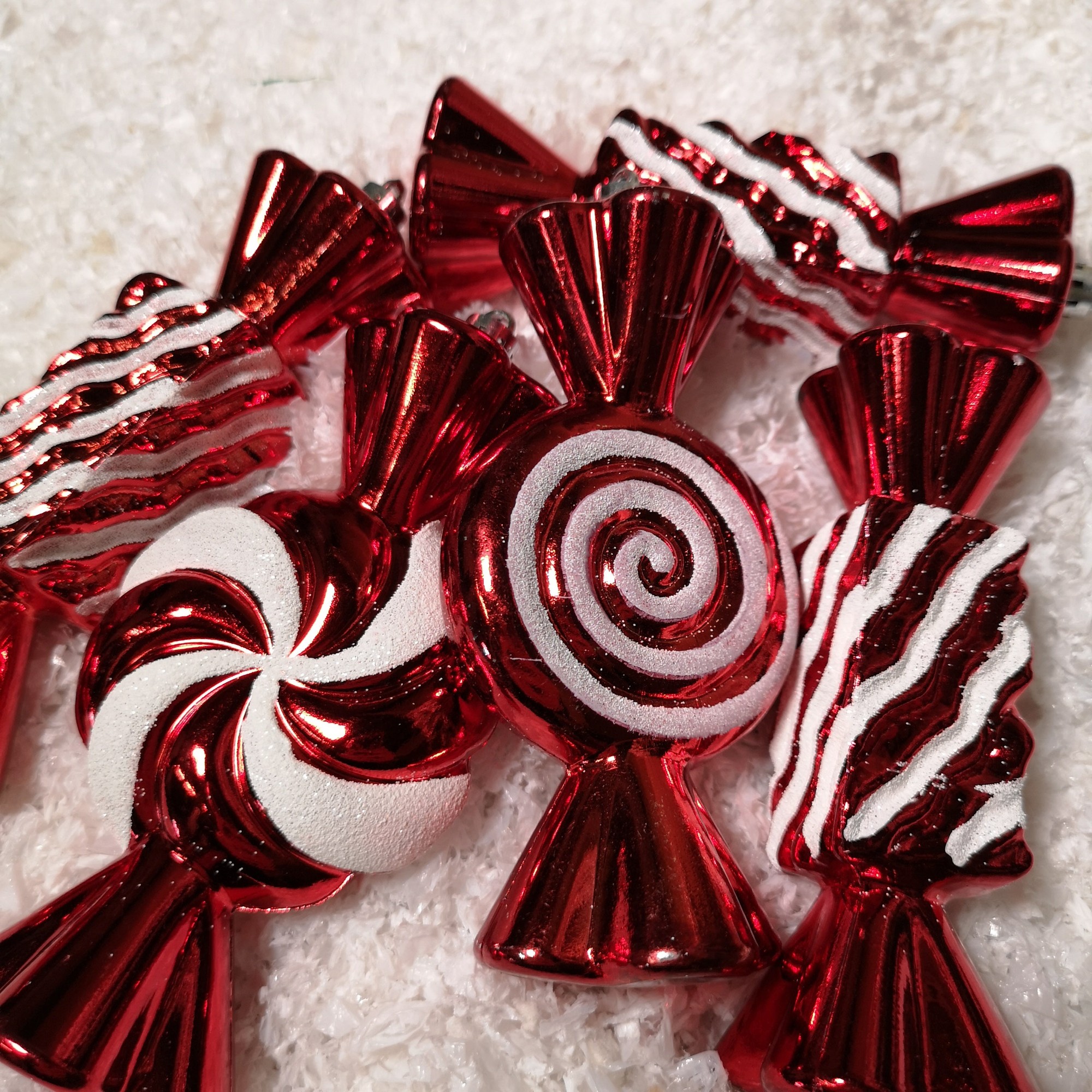 Pack of 5 shatterproof Christmas decorations featuring red and white candy stripe designs, including swirls and textured finishes, ideal for festive dรฉcor.