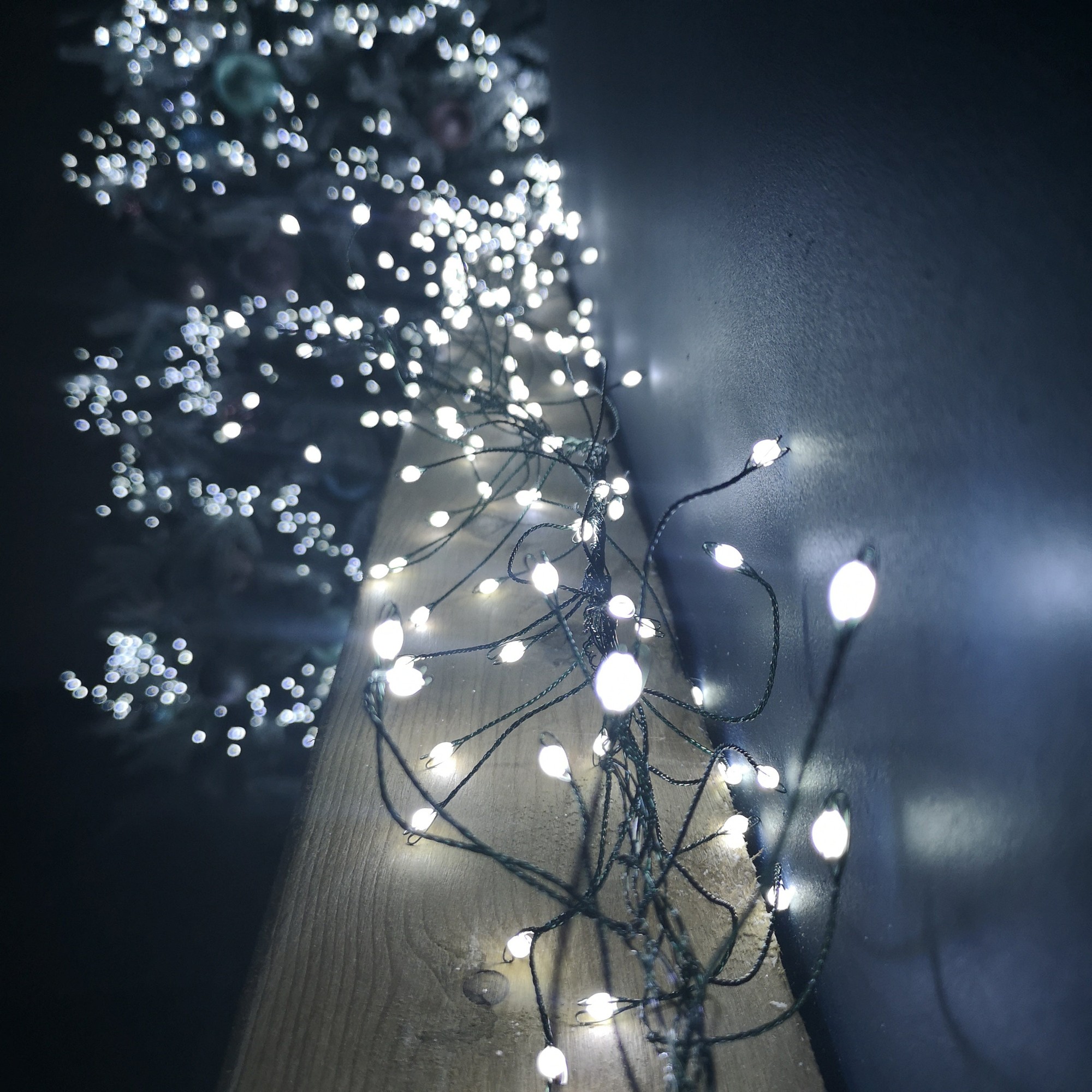 2.7m green wire garland with white LED lights, featuring a timer, perfect for Christmas decoration, displayed against a dark background.