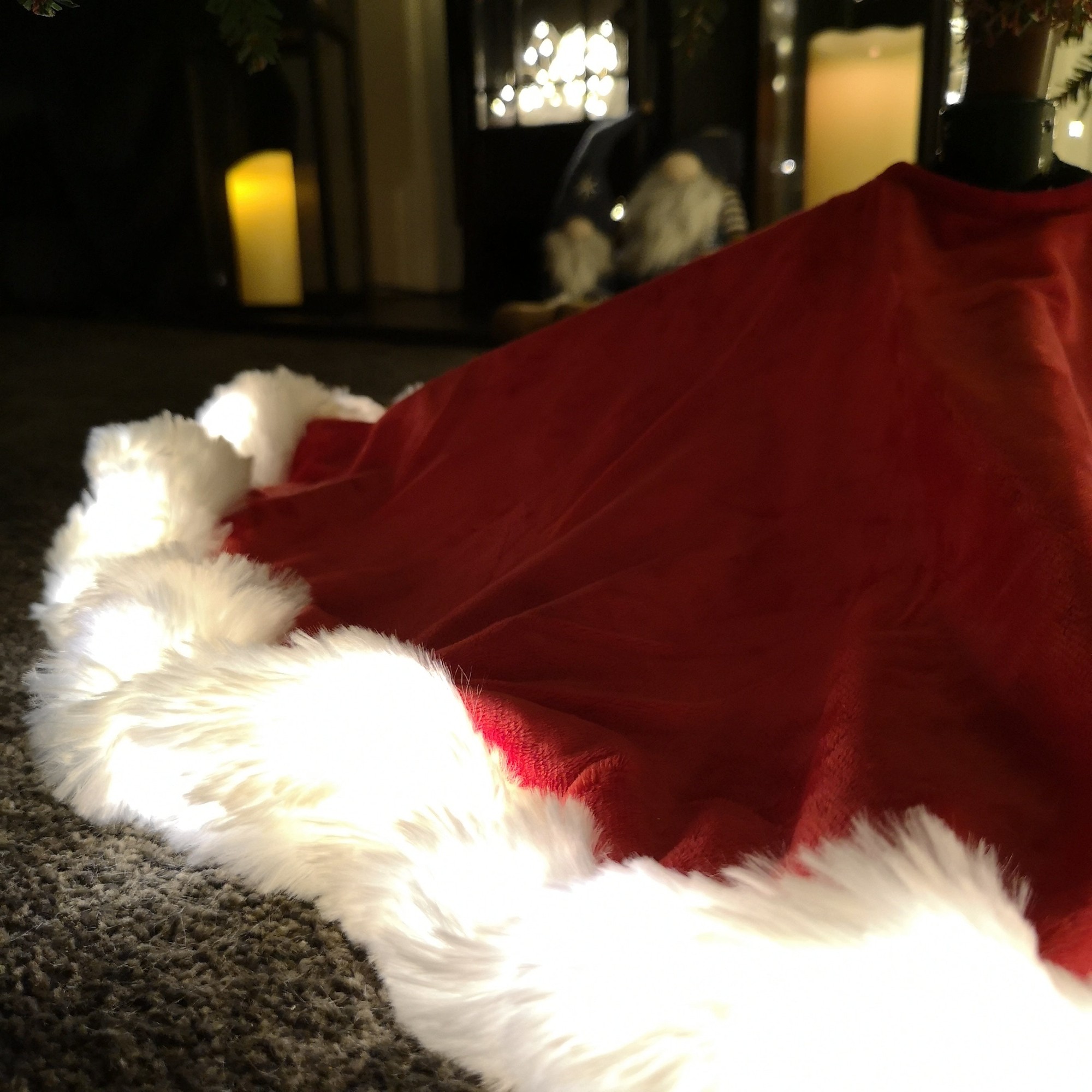 90cm red faux fur Christmas tree skirt featuring a soft white trim, designed to enhance festive decor with a cozy, luxurious look.