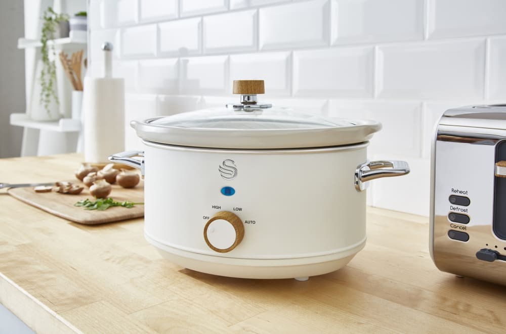 Swan Nordic EEJB206 White 1.7L Kettle with 4 Slice Toaster and 3.5L Slow Cooker Set - image 4
