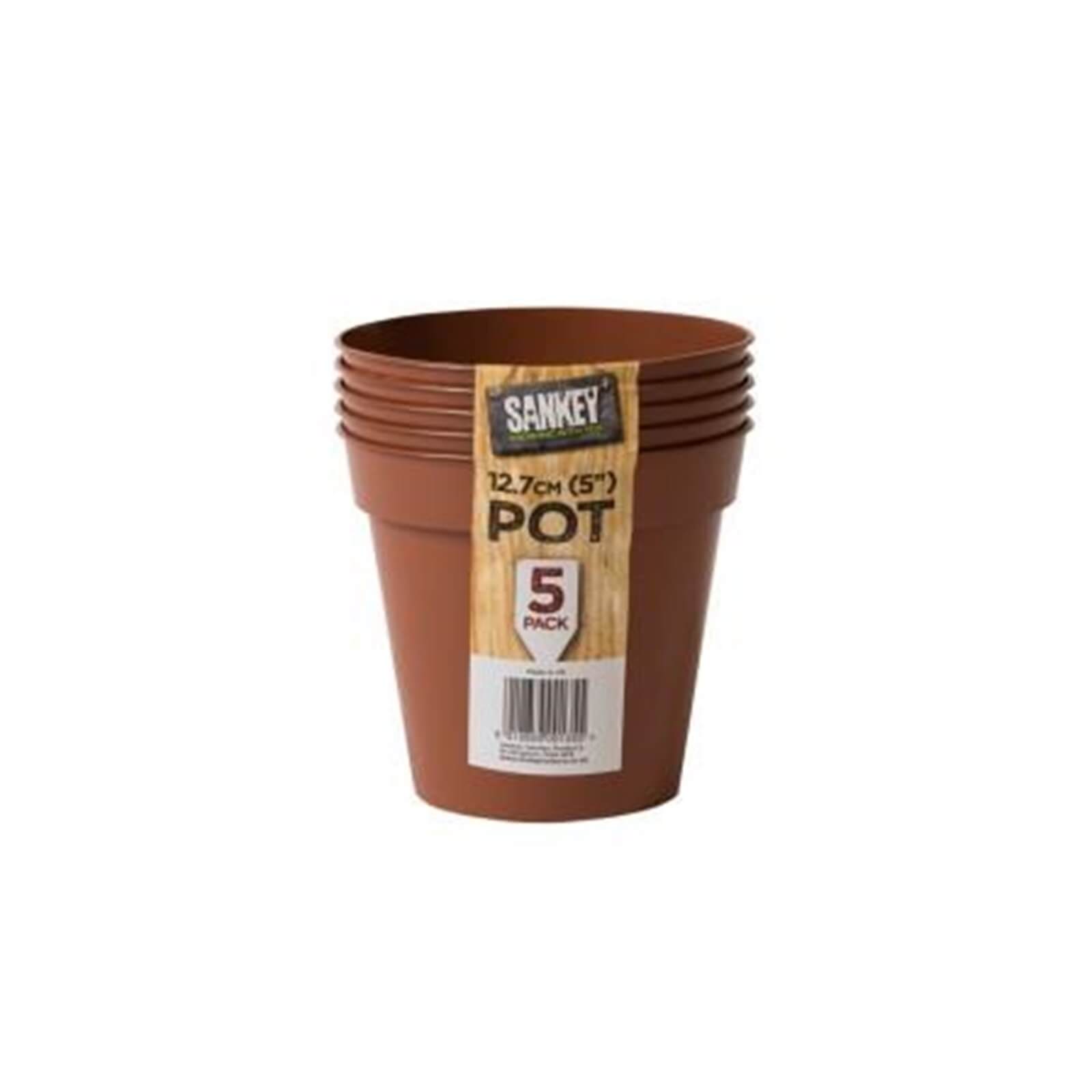 Five orange plastic flower pots, each 13cm in height, stacked together, featuring a wooden label with the brand name and pack details.