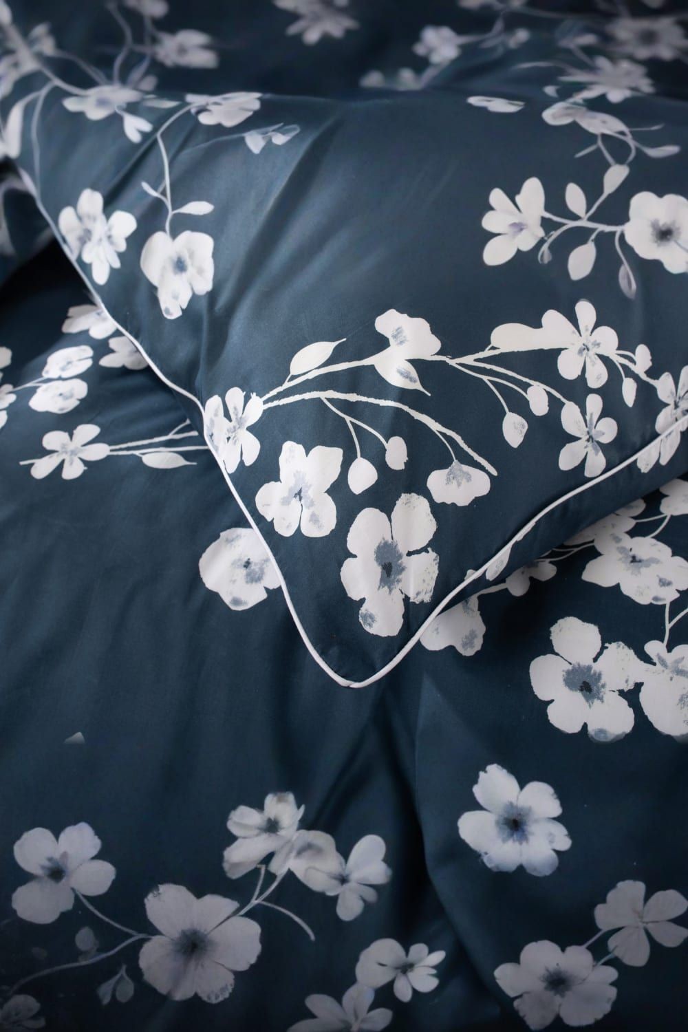 The Lyndon Company Petite Fleure White and Navy Super King Size Duvet Set - image 4