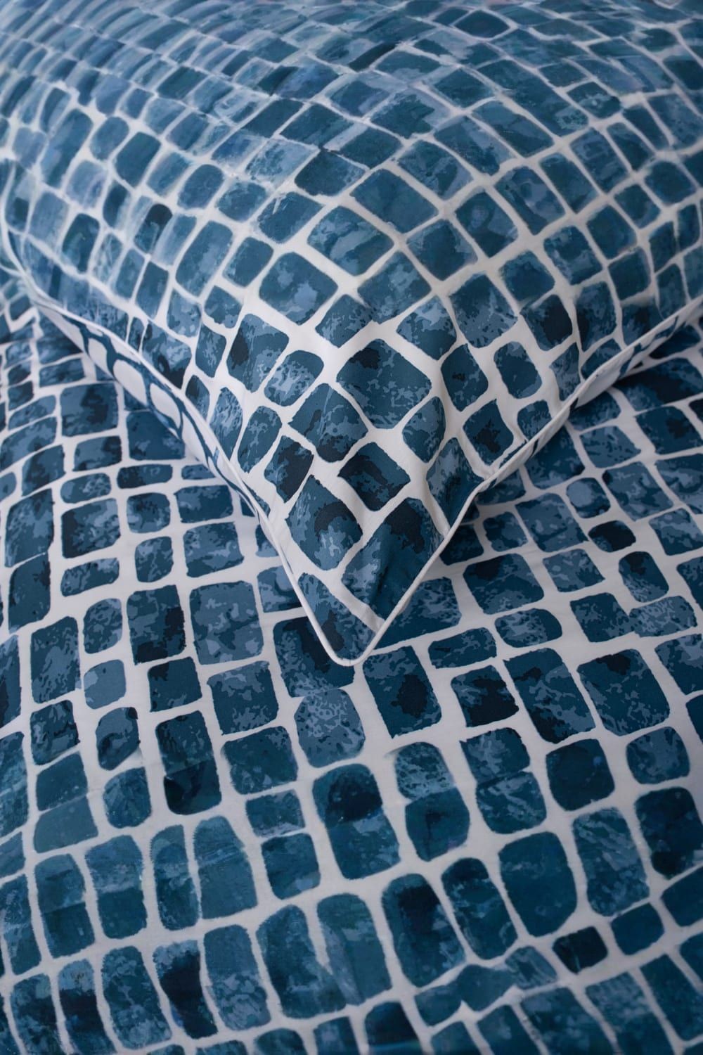The Lyndon Company Tulle White and Navy King Size Reversible Duvet Set - image 4