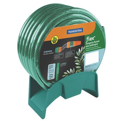 Verde mangueira flexível de 25 metros com acessórios, apresentada em um suporte, com textura de malha e rotulagem Tramontina destacando suas características.