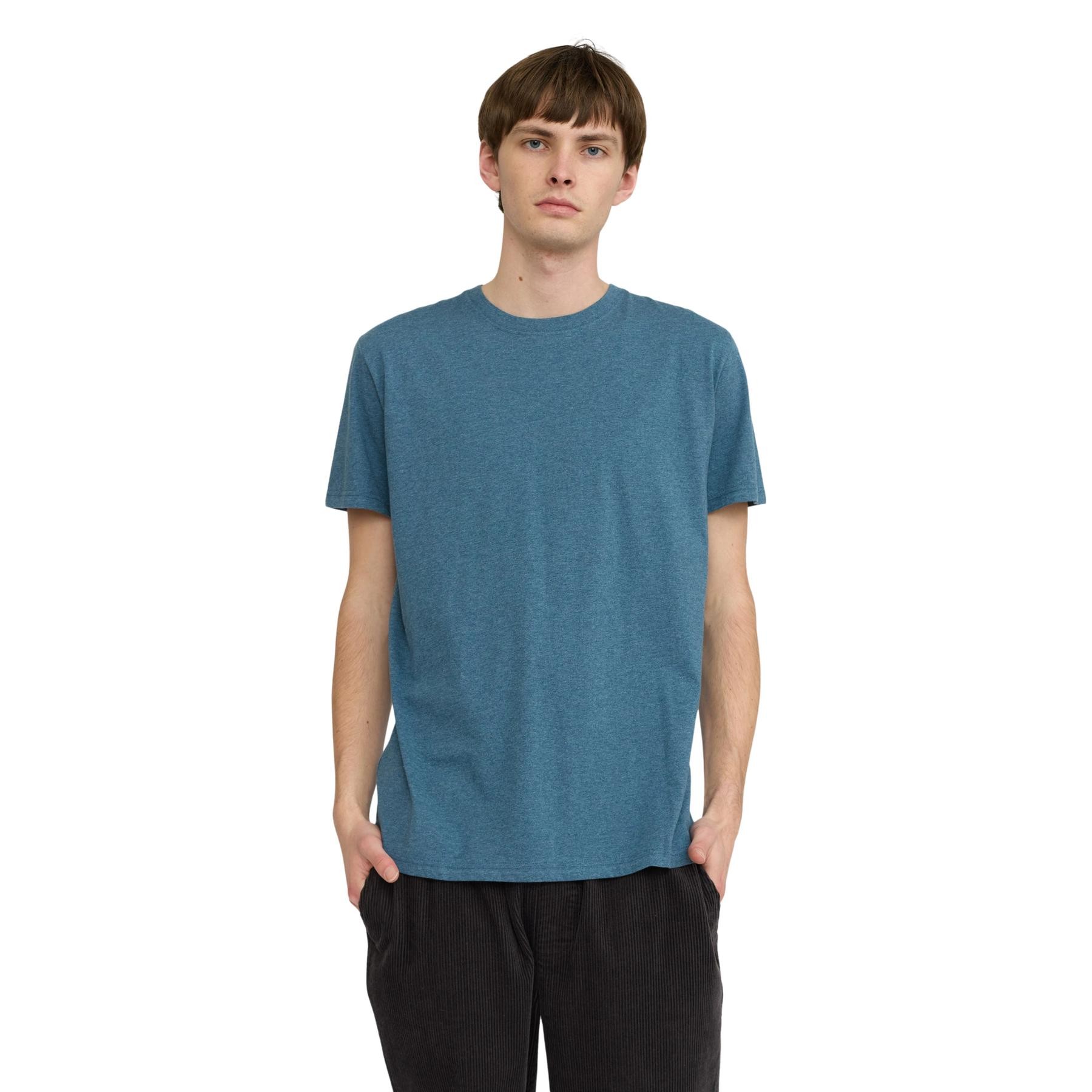 Teal regular-fit T-shirt made of soft cotton, featuring a classic crew neckline and short sleeves, worn by a model with hands in pockets.