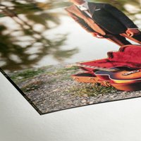 Hahnemühle FineArt Pearl White paper with glossy finish, featuring a vivid print of a man in a suit and a guitar.