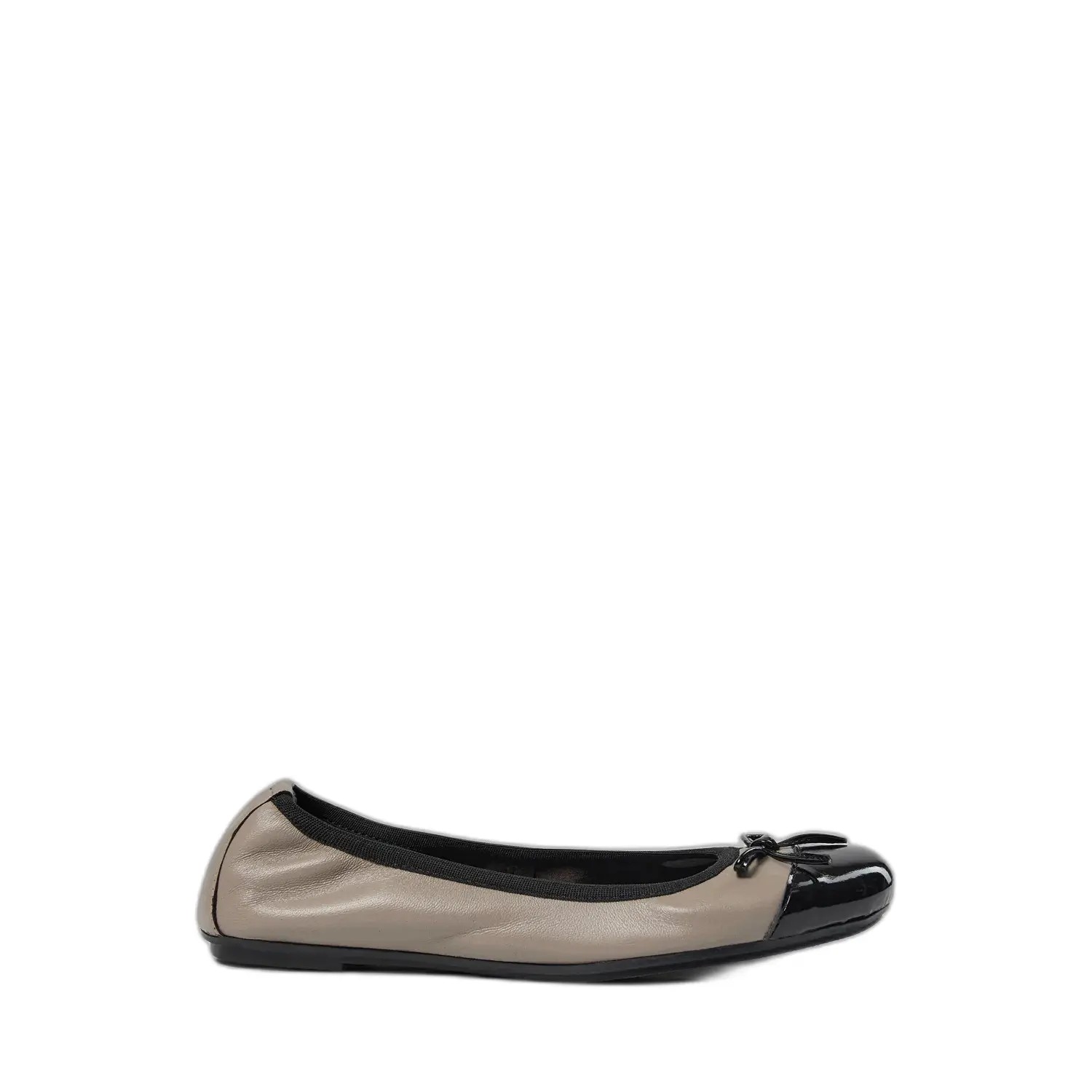 Beige ballet flats with a glossy black toe cap and a small bow detail on the front, featuring a sleek and elegant design.