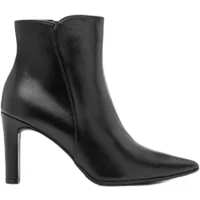 Black leather girl's ankle boots Ryłko Yolanda with pointed toe and high heel.