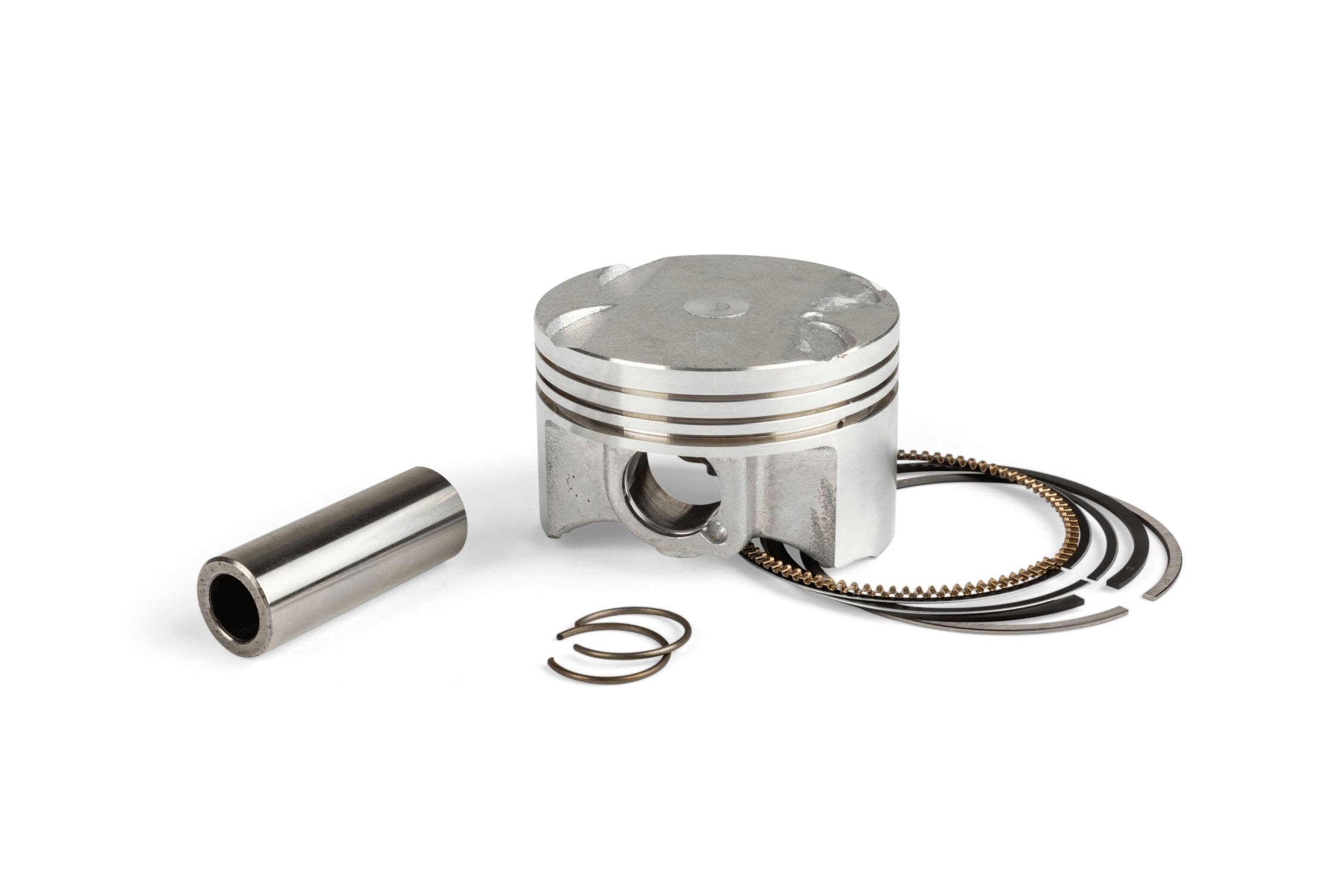 Airsal Piston Kit for Yamaha G 125, featuring a shiny silver piston with grooves, a cylindrical piston pin, and two black metal rings, all on a white background.