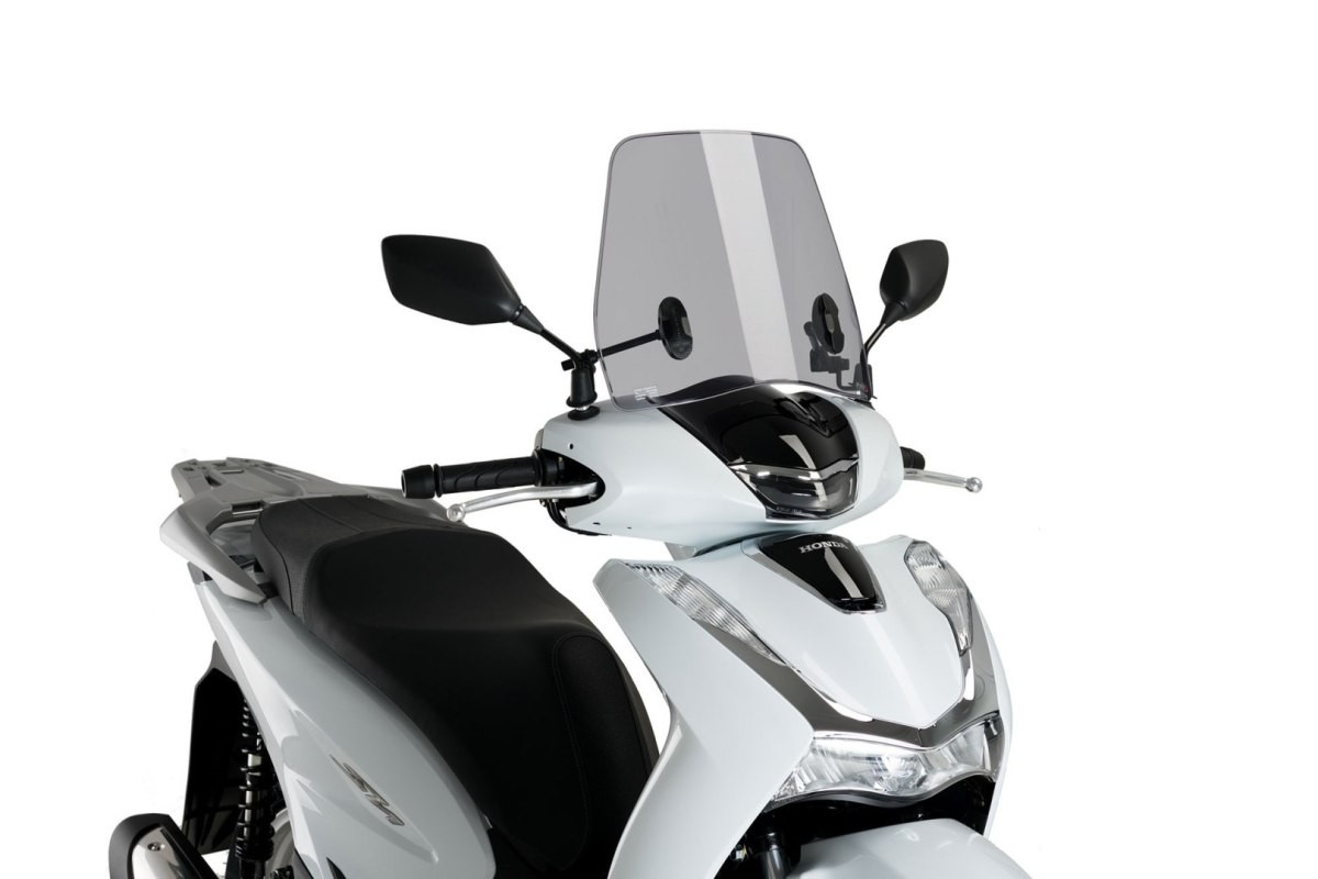 Light smoke Puig Traffic Screen for Honda SH125i 4T E5 (2021-2025), featuring a sleek design, mounted on a white scooter with black accents and mirrors.