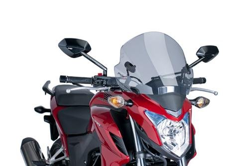 Light smoke Puig Trend Screen for Voge 300AC (2021-2025) mounted on a red motorcycle, featuring a sleek design and durable material for enhanced aerodynamics.